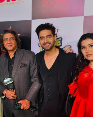Sheena Bajaj Instagram - ITA 2024 night with loved ones 🖤❤️🤍
#ita2024 
Rosheena stylist- @nishabedii
Make up and hair - @makeover_by_sonam__