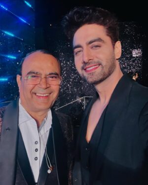 Sheena Bajaj Instagram - ITA 2024 night with loved ones 🖤❤️🤍
#ita2024 
Rosheena stylist- @nishabedii
Make up and hair - @makeover_by_sonam__