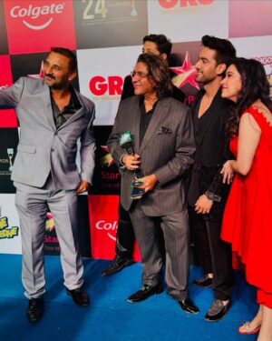 Sheena Bajaj Instagram - ITA 2024 night with loved ones 🖤❤️🤍
#ita2024 
Rosheena stylist- @nishabedii
Make up and hair - @makeover_by_sonam__
