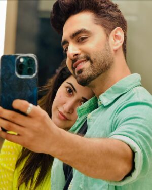 Sheena Bajaj Instagram - Saya mera hai tu,aur main tera ❤️
2024 you have been the best year for us 🤗🙏🏻 going into 2025 with the love of my life,my wife ❤️ happy new year everyone 🤗 #happynewyear #2025
