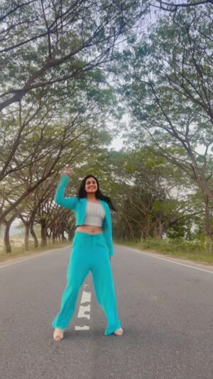 Sheetal Patra Instagram - The beautiful roads call for some fun grooving to this evergreen song 🎶🦋🌿