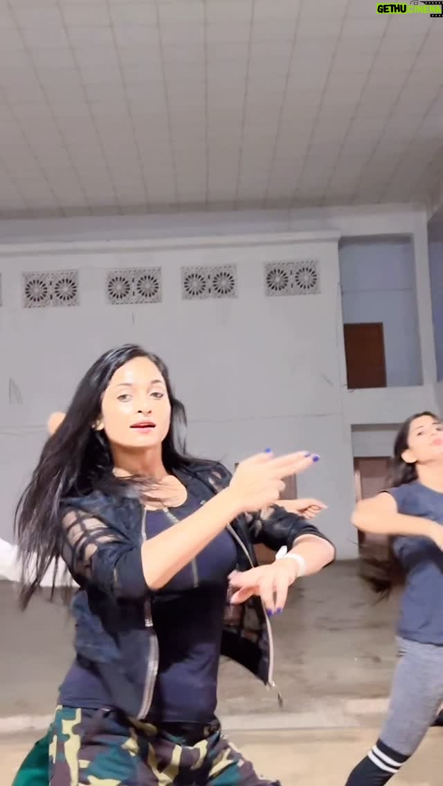 Sheetal Patra - 17.2K Likes - Some moves on #morni 🦚 straight from the rehearsals for #naman2024
Watch till the end to see the special entry @biddu_connect 😂
Always fun performing with the amazing dancers of @sizzlers_danceacademy 🫶