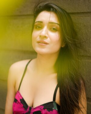 Shefali Bagga Instagram - One word for this pic👇💗 
📸 @_therahulsharmaa_ 
Wearing @luluandskyofficial 
#admiring #karanaujla #picoftheday #photooftheday #shefalibagga #admirinyou
