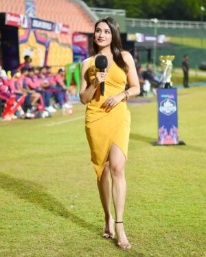 Shefali Bagga Instagram - Peela pehna hai toh deva deva batao kyu banta hai? 🎶 
.
.
.
.
.
#devadeva #csk #ipl #anchor #thala #thalaforareason #dhoni #lct #legends