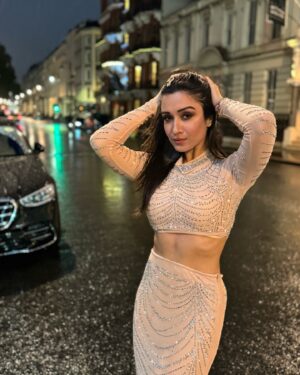 Shefali Bagga Instagram - Aise na dekho..dont look into my eyes ,aur zyada pyar ho jaega … 
Wearing @a.la.modebyakanksha 
#jaanam #london #badnewz
