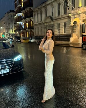 Shefali Bagga Instagram - Aise na dekho..dont look into my eyes ,aur zyada pyar ho jaega … 
Wearing @a.la.modebyakanksha 
#jaanam #london #badnewz