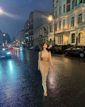 Shefali Bagga Instagram - Aise na dekho..dont look into my eyes ,aur zyada pyar ho jaega … 
Wearing @a.la.modebyakanksha 
#jaanam #london #badnewz