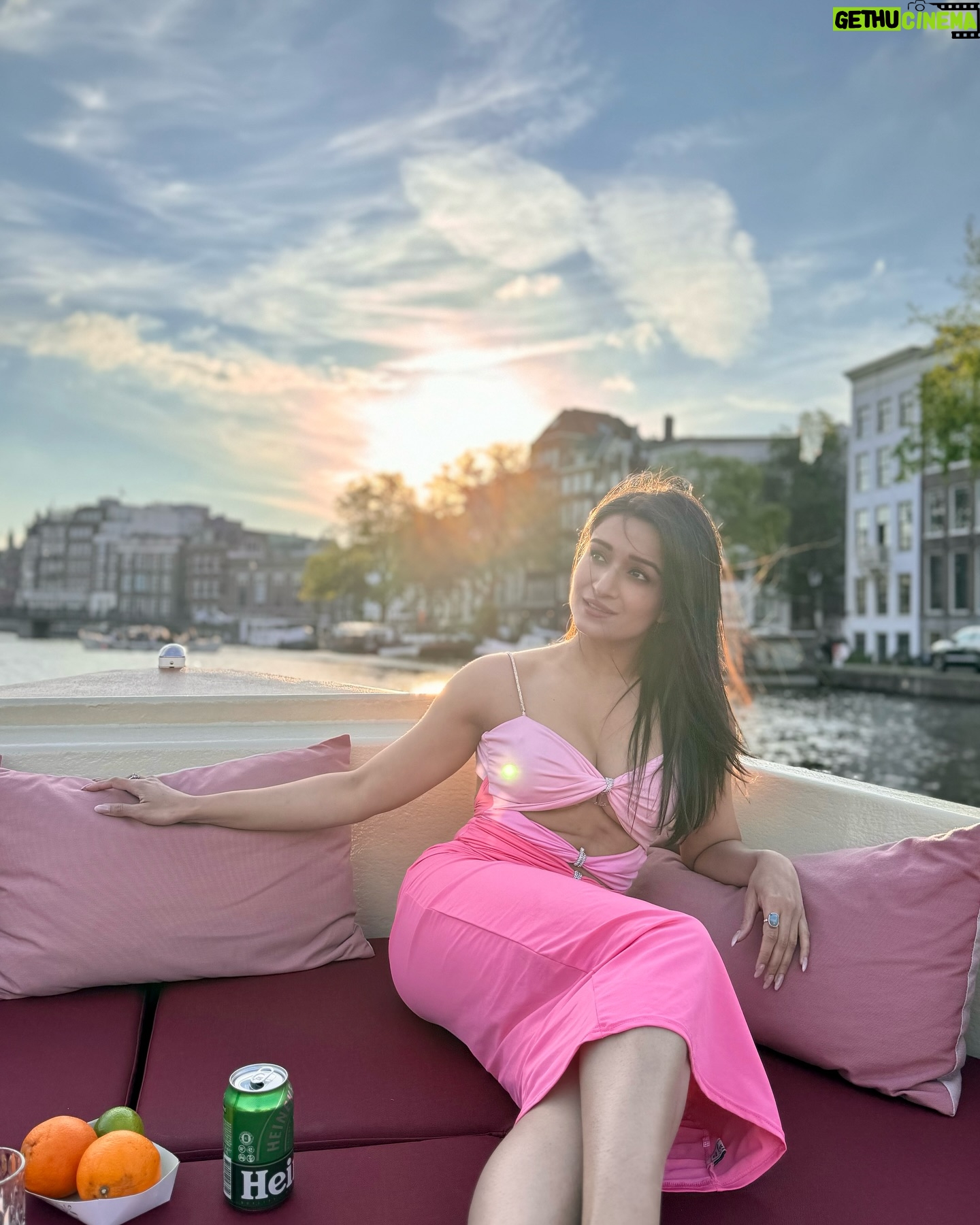 Shefali Bagga - 215K Likes - Blowing candles & ur mind 💓😝 Thanks everyone for your wishes🙏love u all ❤️