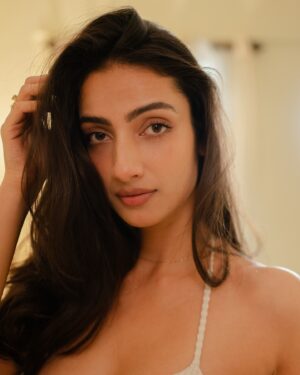 Sherlin Seth Instagram - Portraits’24 🤍🌸🕊️
.
.
📸 @haranish.hrf 
.
.
.
.
#sherlinseth #trending #actress #bollywood