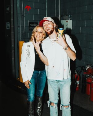 Sheryl Crow Instagram - It’s amazing what happens when people come together to help their neighbors. Over $24.5 million raised to help the Carolina region recovering from Hurricane Helene at the @concertforcarolina. 💙💙💙
 
Thank you @ericchurchmusic and @lukecombs for including me in your angelic mission to lift of the people of the Carolinas! What a night! Angels everywhere!