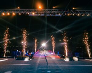 Shilpa Rao Instagram - 25,000 plus voices singing in unison in #Guwahati … you were the loudest I’ve ever heard 🤩🤩🤩.
Best part was that you all sang #Bulleya and #Chuttamalle with equal love, which shows you are true lovers of music. Thank you so much ☺️❤️.

@buttonchutney @chandanraina @sharmasajal @johnston_dsouza @rohitprasannaflute @soothermusic @anil.chawla.keys @mahavir9663 @shelarsandeep20 @collectiveartistsdiaries @oneflames @vishhesshh @eshaantoshniwal_ @hyperloop_sfx you guys killed it 🤗🤗🤗. 

Show Director @riteshkrishnan 
Shades by @hamster_london 
Photos by @nilesh_vm 
HMU by @makeupartistnamrata

#shilparao #shilparaolive