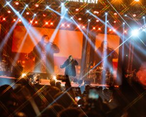Shilpa Rao Instagram - 25,000 plus voices singing in unison in #Guwahati … you were the loudest I’ve ever heard 🤩🤩🤩.
Best part was that you all sang #Bulleya and #Chuttamalle with equal love, which shows you are true lovers of music. Thank you so much ☺️❤️.

@buttonchutney @chandanraina @sharmasajal @johnston_dsouza @rohitprasannaflute @soothermusic @anil.chawla.keys @mahavir9663 @shelarsandeep20 @collectiveartistsdiaries @oneflames @vishhesshh @eshaantoshniwal_ @hyperloop_sfx you guys killed it 🤗🤗🤗. 

Show Director @riteshkrishnan 
Shades by @hamster_london 
Photos by @nilesh_vm 
HMU by @makeupartistnamrata

#shilparao #shilparaolive