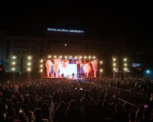 Shilpa Rao Instagram - 25,000 plus voices singing in unison in #Guwahati … you were the loudest I’ve ever heard 🤩🤩🤩.
Best part was that you all sang #Bulleya and #Chuttamalle with equal love, which shows you are true lovers of music. Thank you so much ☺️❤️.

@buttonchutney @chandanraina @sharmasajal @johnston_dsouza @rohitprasannaflute @soothermusic @anil.chawla.keys @mahavir9663 @shelarsandeep20 @collectiveartistsdiaries @oneflames @vishhesshh @eshaantoshniwal_ @hyperloop_sfx you guys killed it 🤗🤗🤗. 

Show Director @riteshkrishnan 
Shades by @hamster_london 
Photos by @nilesh_vm 
HMU by @makeupartistnamrata

#shilparao #shilparaolive