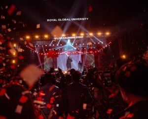 Shilpa Rao Instagram - 25,000 plus voices singing in unison in #Guwahati … you were the loudest I’ve ever heard 🤩🤩🤩.
Best part was that you all sang #Bulleya and #Chuttamalle with equal love, which shows you are true lovers of music. Thank you so much ☺️❤️.

@buttonchutney @chandanraina @sharmasajal @johnston_dsouza @rohitprasannaflute @soothermusic @anil.chawla.keys @mahavir9663 @shelarsandeep20 @collectiveartistsdiaries @oneflames @vishhesshh @eshaantoshniwal_ @hyperloop_sfx you guys killed it 🤗🤗🤗. 

Show Director @riteshkrishnan 
Shades by @hamster_london 
Photos by @nilesh_vm 
HMU by @makeupartistnamrata

#shilparao #shilparaolive