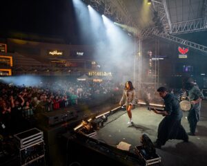 Shilpa Rao Instagram - #Bengaluru thank you for such a memorable night. We all became one voice last night, so grateful and humbled by the presence of each one of you ❤️❤️.

@buttonchutney @chandanraina @sharmasajal @johnston_dsouza @rohitprasannaflute @soothermusic @sarthak.pahwa @anil.chawla.keys @mahavir9663 @shelarsandeep20 @vishhesshh @eshaantoshniwal_ @collectiveartistsdiaries @vjkaycee @rishabhwala @hyperloop_sfx thank you for everything 🤗🤗🤗. 

Photos by @rishabhwala 
HMU by @makeupartistnamrata

#shilparao #shilparaolive
