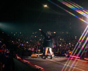 Shilpa Rao Instagram - 25,000 plus voices singing in unison in #Guwahati … you were the loudest I’ve ever heard 🤩🤩🤩.
Best part was that you all sang #Bulleya and #Chuttamalle with equal love, which shows you are true lovers of music. Thank you so much ☺️❤️.

@buttonchutney @chandanraina @sharmasajal @johnston_dsouza @rohitprasannaflute @soothermusic @anil.chawla.keys @mahavir9663 @shelarsandeep20 @collectiveartistsdiaries @oneflames @vishhesshh @eshaantoshniwal_ @hyperloop_sfx you guys killed it 🤗🤗🤗. 

Show Director @riteshkrishnan 
Shades by @hamster_london 
Photos by @nilesh_vm 
HMU by @makeupartistnamrata

#shilparao #shilparaolive