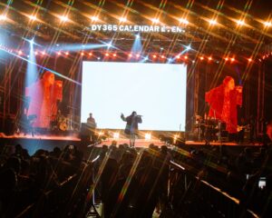 Shilpa Rao Instagram - 25,000 plus voices singing in unison in #Guwahati … you were the loudest I’ve ever heard 🤩🤩🤩.
Best part was that you all sang #Bulleya and #Chuttamalle with equal love, which shows you are true lovers of music. Thank you so much ☺️❤️.

@buttonchutney @chandanraina @sharmasajal @johnston_dsouza @rohitprasannaflute @soothermusic @anil.chawla.keys @mahavir9663 @shelarsandeep20 @collectiveartistsdiaries @oneflames @vishhesshh @eshaantoshniwal_ @hyperloop_sfx you guys killed it 🤗🤗🤗. 

Show Director @riteshkrishnan 
Shades by @hamster_london 
Photos by @nilesh_vm 
HMU by @makeupartistnamrata

#shilparao #shilparaolive