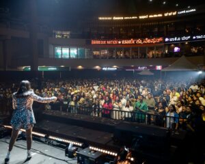 Shilpa Rao Instagram - #Bengaluru thank you for such a memorable night. We all became one voice last night, so grateful and humbled by the presence of each one of you ❤️❤️.

@buttonchutney @chandanraina @sharmasajal @johnston_dsouza @rohitprasannaflute @soothermusic @sarthak.pahwa @anil.chawla.keys @mahavir9663 @shelarsandeep20 @vishhesshh @eshaantoshniwal_ @collectiveartistsdiaries @vjkaycee @rishabhwala @hyperloop_sfx thank you for everything 🤗🤗🤗. 

Photos by @rishabhwala 
HMU by @makeupartistnamrata

#shilparao #shilparaolive