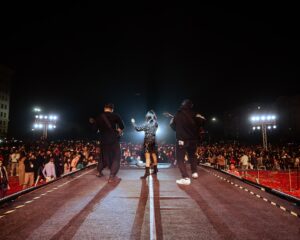 Shilpa Rao Instagram - 25,000 plus voices singing in unison in #Guwahati … you were the loudest I’ve ever heard 🤩🤩🤩.
Best part was that you all sang #Bulleya and #Chuttamalle with equal love, which shows you are true lovers of music. Thank you so much ☺️❤️.

@buttonchutney @chandanraina @sharmasajal @johnston_dsouza @rohitprasannaflute @soothermusic @anil.chawla.keys @mahavir9663 @shelarsandeep20 @collectiveartistsdiaries @oneflames @vishhesshh @eshaantoshniwal_ @hyperloop_sfx you guys killed it 🤗🤗🤗. 

Show Director @riteshkrishnan 
Shades by @hamster_london 
Photos by @nilesh_vm 
HMU by @makeupartistnamrata

#shilparao #shilparaolive