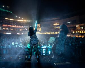 Shilpa Rao Instagram - #Bengaluru thank you for such a memorable night. We all became one voice last night, so grateful and humbled by the presence of each one of you ❤️❤️.

@buttonchutney @chandanraina @sharmasajal @johnston_dsouza @rohitprasannaflute @soothermusic @sarthak.pahwa @anil.chawla.keys @mahavir9663 @shelarsandeep20 @vishhesshh @eshaantoshniwal_ @collectiveartistsdiaries @vjkaycee @rishabhwala @hyperloop_sfx thank you for everything 🤗🤗🤗. 

Photos by @rishabhwala 
HMU by @makeupartistnamrata

#shilparao #shilparaolive