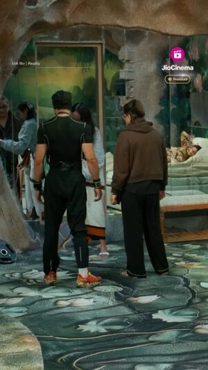 Shilpa Shirodkar Instagram - Stretching Sessions in the #biggboss House: Because Flexibility is Key... to Surviving Drama!😂💯

Dekhiye #BiggBoss18, Mon-Fri raat 10 baje aur Sat-Sun 9:30 baje, sirf @colorstv aur @officialjiocinema par 

@karanveermehra @shilpashirodkar73 @chum_darang

#BB18 #BiggBoss18onJioCinema #BiggBoss #JioCinemaPremium #endemolshineindia #colorstv