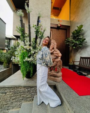 Shilpa Shirodkar Instagram - Always a good time visiting #Hyderabad to spend time with my family #MyHomeAwayFromHome ♥️
And, to make this trip even more special, attended the @cartier event hosted by @helveticaeyewear @bobbykandhari 
@archiemirchi @ammerito @namratashirodkar 
Thank you for hosting us! ✨

Until next time, Hyderabad… 
I’ll be back soon 😊
.
#FamilyTime #Friends #Cartier #ShilpaShirodkar