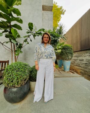 Shilpa Shirodkar Instagram - Always a good time visiting #Hyderabad to spend time with my family #MyHomeAwayFromHome ♥️
And, to make this trip even more special, attended the @cartier event hosted by @helveticaeyewear @bobbykandhari 
@archiemirchi @ammerito @namratashirodkar 
Thank you for hosting us! ✨

Until next time, Hyderabad… 
I’ll be back soon 😊
.
#FamilyTime #Friends #Cartier #ShilpaShirodkar