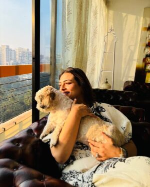 Shilpa Shirodkar Instagram - Pocket full of sunshine ☀️🐶.
.
Outfit- @gazalguptacouture
.
#Angel #Sunkissed #Sunshine #ShilpaShirodkar