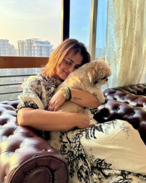 Shilpa Shirodkar Instagram - Pocket full of sunshine ☀️🐶.
.
Outfit- @gazalguptacouture
.
#Angel #Sunkissed #Sunshine #ShilpaShirodkar