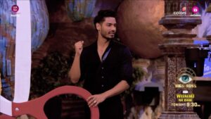 Shilpa Shirodkar Instagram - Gharwale todenge ghar ke kuch unwanted rishtey. Sanya aur Sunidhi ke saamne kiska rishta ho jayega paraya aur kaun rahenge ek dusre ke apne? 🤨

Dekhiye #BiggBoss18 Weekend Ka Vaar Shanivaar aur Ravivaar raat 9.30 baje @colorstv aur #JioCinema par.

#BB18 #WeekendKaVaar #BiggBoss18onJioCinema #BiggBoss @beingsalmankhan @sunidhichauhan5 @sanyamalhotra_ @digvijay_rathee @karanveermehra @shilpashirodkar73