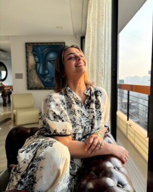 Shilpa Shirodkar Instagram - Pocket full of sunshine ☀️🐶.
.
Outfit- @gazalguptacouture
.
#Angel #Sunkissed #Sunshine #ShilpaShirodkar