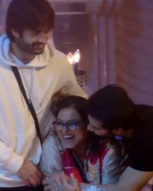 Shilpa Shirodkar Instagram - What an end to this EPIC journey!❤️ 

A trio we never thought we needed. It all started with love that was unspoken. From banters,  arguments to moments of turmoil, this friendship has been through its own share of hardships. But as they say, some bonds can never be broken. Who knew that this crazy journey of Bigg Boss 18 would one day, get them to this day when the 3 of them share a hug together with nothing but pure love.

Every friendship goes through tests and ups and downs but a very few put in efforts to nurture and bring everyone together. #ShilpaShirodkar was the binding support. No matter who questions their bond and loyalty, they always trusted their feelings and emotions and showed their love in numerous ways.

An end to this journey couldn't have been better with the 3 coming together to bid a farewell to their Maa, and it's nothing short of a movie❤️

She may not have won the trophy but she is taking away much more than that- Friendships to cherish for a lifetime, an adventure to revisit for the thrill and memories to look back to and smile ❤️

@beingsalmankhan #officialjiocinema @colorstv #teamshilpashirodkar @karanveermehra @viviandsena
#ShilpaShirodkar #TeamShilpaShirodkar #KaranveerMehra #VivianDsena #friendship #love #family #bonds #biggbossjourney #inspiration #winnerofhearts #IconicShilpaShirodkar #Powerful #strength #strong #BBIconShilpa #Smiles #SupportShilpa #Positivity #IconicShilpa #ShilpaInBiggBoss18 #BiggBoss18onJioCinema #BiggBoss18 #BiggBoss18OnColors