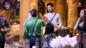 Shilpa Shirodkar Instagram - Karan ko lagne lagi hai Shilpa ki dosti ‘fake’. Kya Time God ke selection se ho sakta hai inn dono ka rishta break? 😲

Dekhiye #BiggBoss18 @colorstv aur #JioCinema par.

#BB18 #BiggBoss18onJioCinema #BiggBoss @beingsalmankhan @karanveermehra @shilpashirodkar73