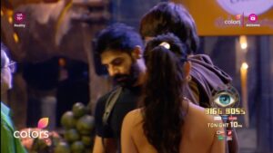 Shilpa Shirodkar Instagram - Karan Veer ne phir ek baar Shilpa se pooche teekhe sawaal, kya usse mil paayega iss baar sahi jawaab? 

Dekhiye #BiggBoss18, Mon-Fri raat 10 baje aur Sat-Sun 9:30 baje, sirf #Colors aur @officialjiocinema par. 

@bellavita.official @vaselineindia @parle2020cookies @chingssecret  @harpic_india @mytridenthome @gocheesein

#BiggBoss18 #BiggBoss #BB18 

@karanveermehra @shilpashirodkar73