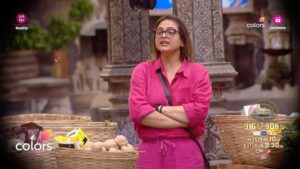 Shilpa Shirodkar Instagram - Nomination task ke dauraan hui Shilpa aur Vivian ke beech tu-tu mein-mein. 😯

Dekhiye #BiggBoss18, Mon-Fri raat 10 baje aur Sat-Sun 9:30 baje, sirf #Colors aur @officialjiocinema par. 

#BiggBoss18 #BiggBoss #BB18 

@karanveermehra @rajat_9629 @shilpashirodkar73 @viviandsena @kashishkapoor302