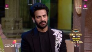 Shilpa Shirodkar Instagram - Karan Veer ki mahaanta ussi par padi bhaari, Salman se daant khaane ki uski hai baari. 😮 

Dekhiye #BiggBoss18, Mon-Fri raat 10:30 baje aur Sat-Sun 9:30 baje, sirf #Colors aur @officialjiocinema par. 

@bellavita.official @vaselineindia @parle2020cookies @chingssecret @harpic_india @bergerpaintsindia @gocheesein 

#BiggBoss18 #BiggBoss #BB18 

@beingsalmankhan 
@karanveermehra 
@shilpashirodkar73 
@chum_darang