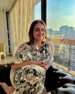 Shilpa Shirodkar Instagram - Pocket full of sunshine ☀️🐶.
.
Outfit- @gazalguptacouture
.
#Angel #Sunkissed #Sunshine #ShilpaShirodkar
