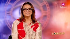 Shilpa Shirodkar Instagram - Janta ke votes ke according, Finale Week mein ghar se beghar ho gayi Shilpa. Emotional hokar bataya inhone kaisa raha sabhi gharwalon ke saath inka rishta!

Dekhiye #BiggBoss18 @colorstv aur #JioCinema par.

#BB18 #BiggBoss18onJioCinema #BiggBoss @beingsalmankhan @shilpashirodkar73