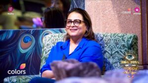 Shilpa Shirodkar Instagram - Apni beti ko dekh Shilpa ke aankhon mein aaye aansu, apne emotions ko woh nahi kar paa rahi hai kaabu. 🥹❤️ 

Dekhiye #BiggBoss18, Mon-Fri raat 10 baje aur Sat-Sun 9:30 baje, sirf #Colors aur @officialjiocinema par. 

#BiggBoss18 #BiggBoss #BB18 

@avinash_world
@karanveermehra
@shilpashirodkar73 
@chum_darang 
@eishasingh