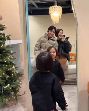 Shin Da-eun Instagram - 우리한테 한명 더 있으면 
더 재밌겠다 싶어서 아기를 낳았는데 
정말 심심할 틈이 없게 되버렸지모야 

#신난다은👩🏻