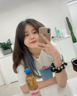 Shin Hye-jeong Instagram - 💜💙