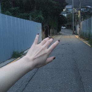 Shin Se-hwi Instagram - 잡히지 않는 것을 잡는 일