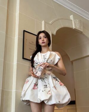 Shin Se-kyung Instagram - 💐✨👛