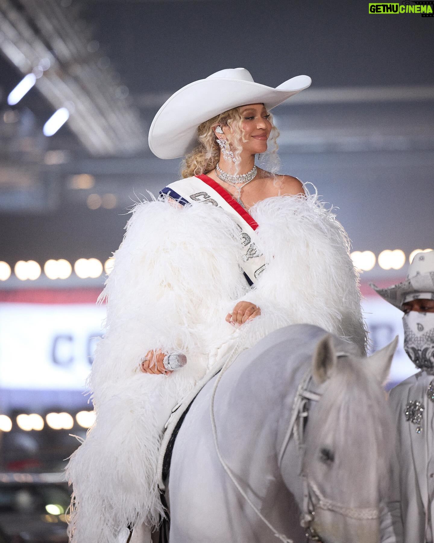Shiona Turini - 19.1K Likes - A Cowboy Carter Christmas Part 3 ❄️ A few more of my faves from BeyBowl. A bonus - Swipe to slide 15 to see a teenage Shiona going out on New Years Eve in Bermuda, complete with a cowboy hat. She would be so proud of adult me in slide 16. 2024, What a year.