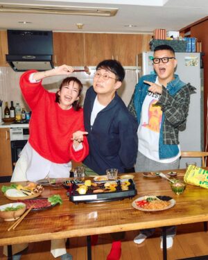 Shiori Sato Instagram - .
「BAILA」11月号
待ってました！みんな大好きシソンヌさんと一緒に
"最初で最後のどたばたラブストーリー(!?)着回し"
アザーカットです☕️
スタッフひとりひとりの名前を覚えてくれて
ひとつひとつの出来事と言葉に
ずっとつっこんでくれる長谷川さんと、
目の前にあるもの手にしたもの全てに命が灯るみたいに
(例えばソフトクリームやさくらんぼ🍒)
想像もできなかった世界へ連れて行ってくれるじろうさん。
おふたりともちょっとだけ照れくさそうに
それでも全力で演じてくれる姿が優しくて愛おしくて
なんだかこっちも緊張して汗をかいちゃうくらいに
ファンのひとりにちょこちょこ戻りながら
幸せな時間を過ごさせていただきました🤲
シソンヌさんとスタッフのみなさんのおかげで
こういうのが撮りたかった、挑戦してみたかった、
そんなわたしの夢がたくさん詰まった物語になりました✨

最終回だなんて、やっぱり本当は寂しいけれど
この1年間わたしのへんてこな妄想を
連載チームのみんなが丁寧に丁寧に汲み取ってくれて
ふふって笑ってもらいながら愛情たっぷりに形にしてくれて
芸人さんたちのおかげでいつも素晴らしい仕上がりで
毎号、出来上がるたびに神回だったね！と言い合える
なんて最高の企画だったんだろうと
これ以上の作品はできなかったなと
珍しくひとつの悔いもないので
自信を持ってお伝えすることができます！
可愛かった、お洋服似合ってた、こんな姿見てみたかったと
一緒に喜んでくれた読者の皆様からのあたたかいお言葉も
とってもとってもとーーっても嬉しかったです！
ね、みんな、とびきりにかっこよかったよね、ね☺️♡
よーーしっ
また、いつかどこかでお会いできたその日のために
これからもたくさんの妄想を膨らませておきます🥰💭
本当に、本当に、ありがとうございました！
今晩は...てんぷらかな♬