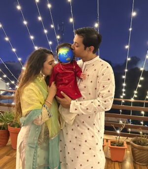 Shirin Sewani Instagram - Today while praying I could only think about my baby smiling ✨🧿❤️

#diwali #gratitude #family #love #happiness #newmommy #baby #lifelines