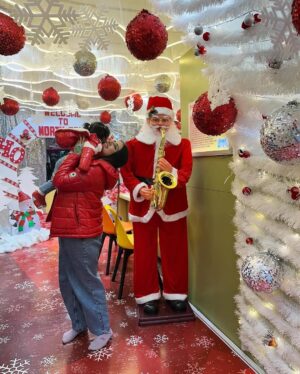 Shirin Sewani Instagram - This Christmas Santa Actually cane home !! 
✨🎄🥹💕✨🧿

#christmas #santa #newmom #baby #love #happiness