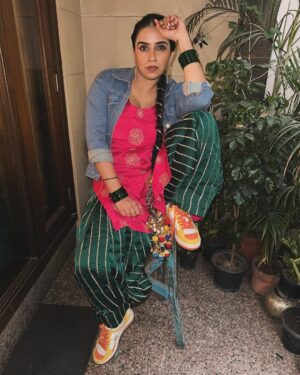 Shirin Sewani Instagram - Vibe teri meri mildi aa ❤️✨💃. I am still here.

Outfit @maa_ki_purani_saree 

#diljitdosanjh #music #instagram #fashion #vibe