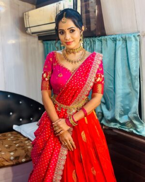 Shobha Shetty Instagram - Shankranthi special event cmng soon on zee Telugu.!!!
Traditional wala love.!
.
.
.
Beautiful outfit @viha.alankar 
Hairstyle @life__makeovers_ 
Makeup @durga_makeuparist 
Jewellery @emmadisilverjewellery 
.
.
.
#shobhashetty#shobhashettyyoutubechannel
