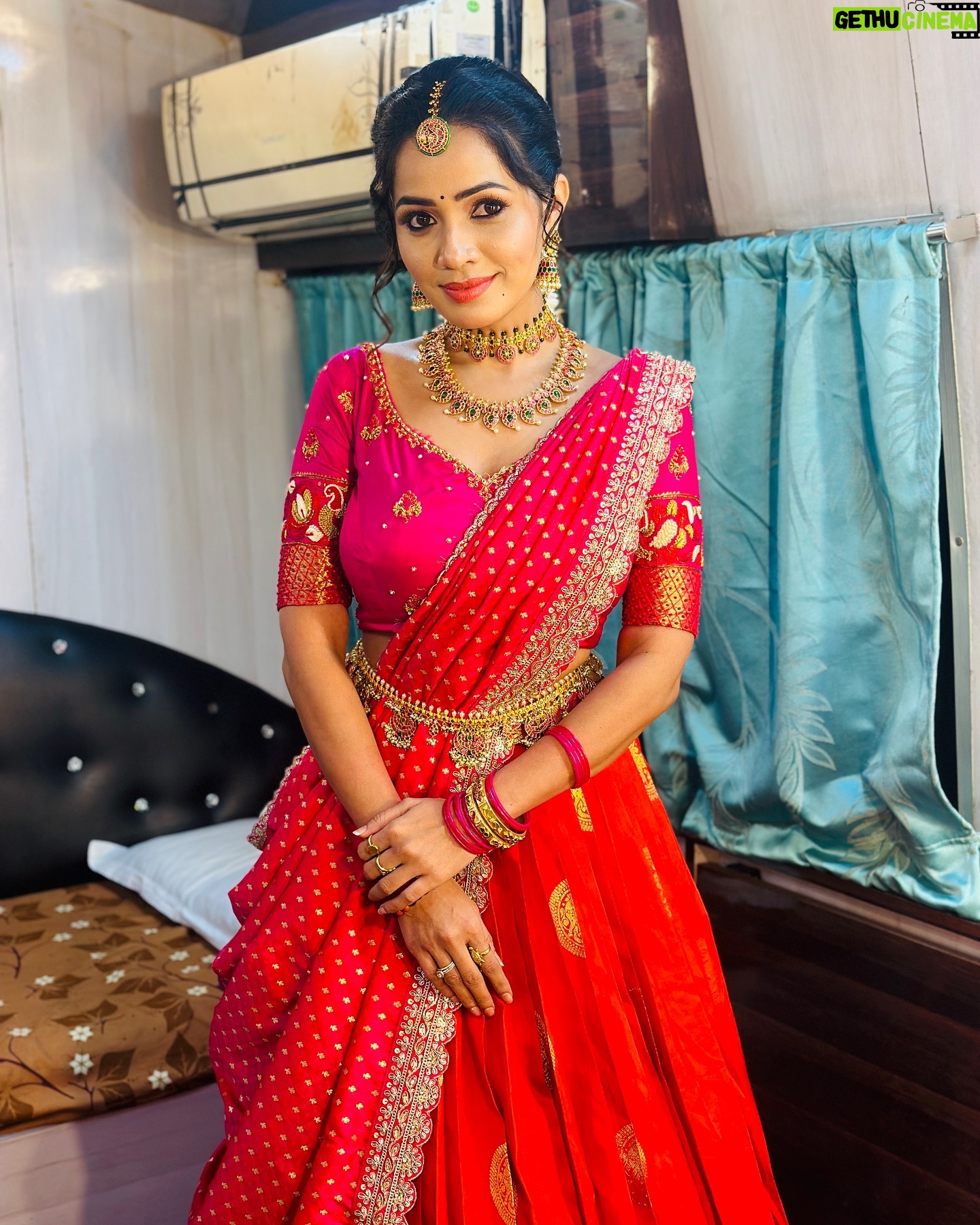 Shobha Shetty - 50.6K Likes - Shankranthi special event cmng soon on zee Telugu.!!!
Traditional wala love.!
.
.
.
Beautiful outfit @viha.alankar
Hairstyle @life__makeovers_
Makeup @durga_makeuparist
Jewellery @emmadisilverjewellery
.
.
.
#shobhashetty#shobhashettyyoutubechannel